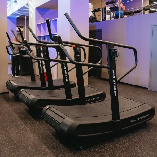 Беговая дорожка профессиональная инерционная механическая BRONZE GYM T940M CATERPILLAR (new 2026) Беговая дорожка профессиональная инерционная механическая BRONZE GYM T940M CATERPILLAR (new 2026)