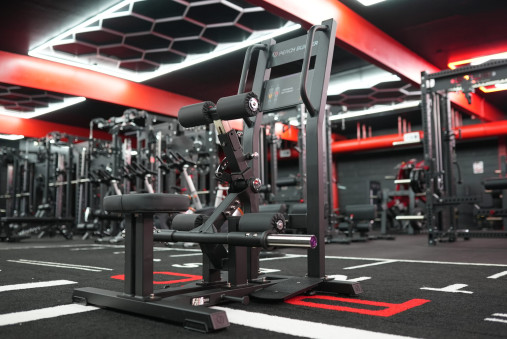 Тяга бедра стоя серии Peach Builder PB402 тренажер на свободных весах